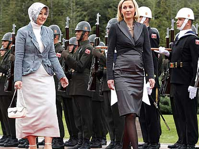 Ο στρατός… υποκλίνεται στη μαντίλα